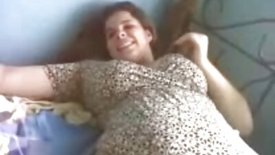 चंचल रशियन मुलगी लिव्हिंग रूममध्ये एकल हस्तमैथुन करते