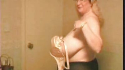 सेक्सी लेडी आम्हाला या व्हिडिओमध्ये तिच्या मोठ्या आणि खंबीर मागे प्रशंसा करू देते