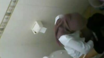 लहान स्तन असलेला एक गोरा बाथरूम मध्ये तिची रसाळ मांजर उघड करत आहे