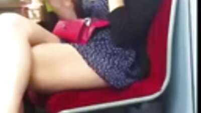 खडबडीत श्यामला मजल्यावर उत्कटतेने घुसली आहे